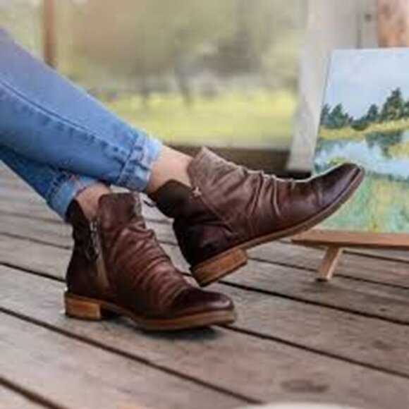 NEW Sofft Cognac Beckie Ruched Leather Zip Booties - Picture 1 of 2